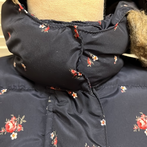 Gap Kids Puffer Jacket in Navy with a Hood - Picture 12 of 16